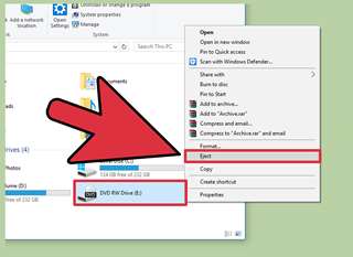 Cách lấy đĩa CD bị kẹt trong laptop như nào?