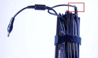 Cắm sạc laptop bị tóe lửa thì phải làm sao?