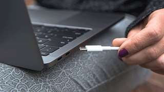 Dấu hiệu sạc laptop hỏng là gì?