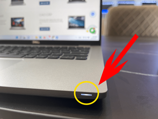 Đèn sạc laptop nhấp nháy vàng có sao không?