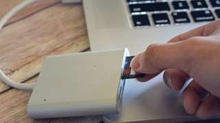 Khe cắm thẻ SD trên laptop không nhận thì xử lý sao?