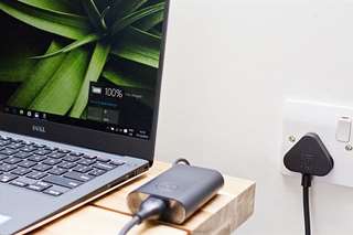 Khi sạc pin laptop có cần tắt máy không?