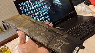 Laptop không lên nguồn đèn sạc vẫn sáng thì xử lý thế nào?