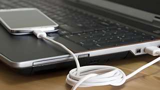 Sạc laptop bằng sạc điện thoại được không?