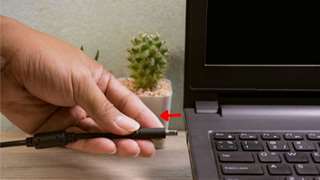 Sạc laptop có mùi khét thì xử lý thế nào?