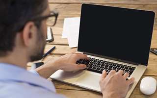 Laptop vẫn chạy nhưng không lên màn hình phải làm sao?