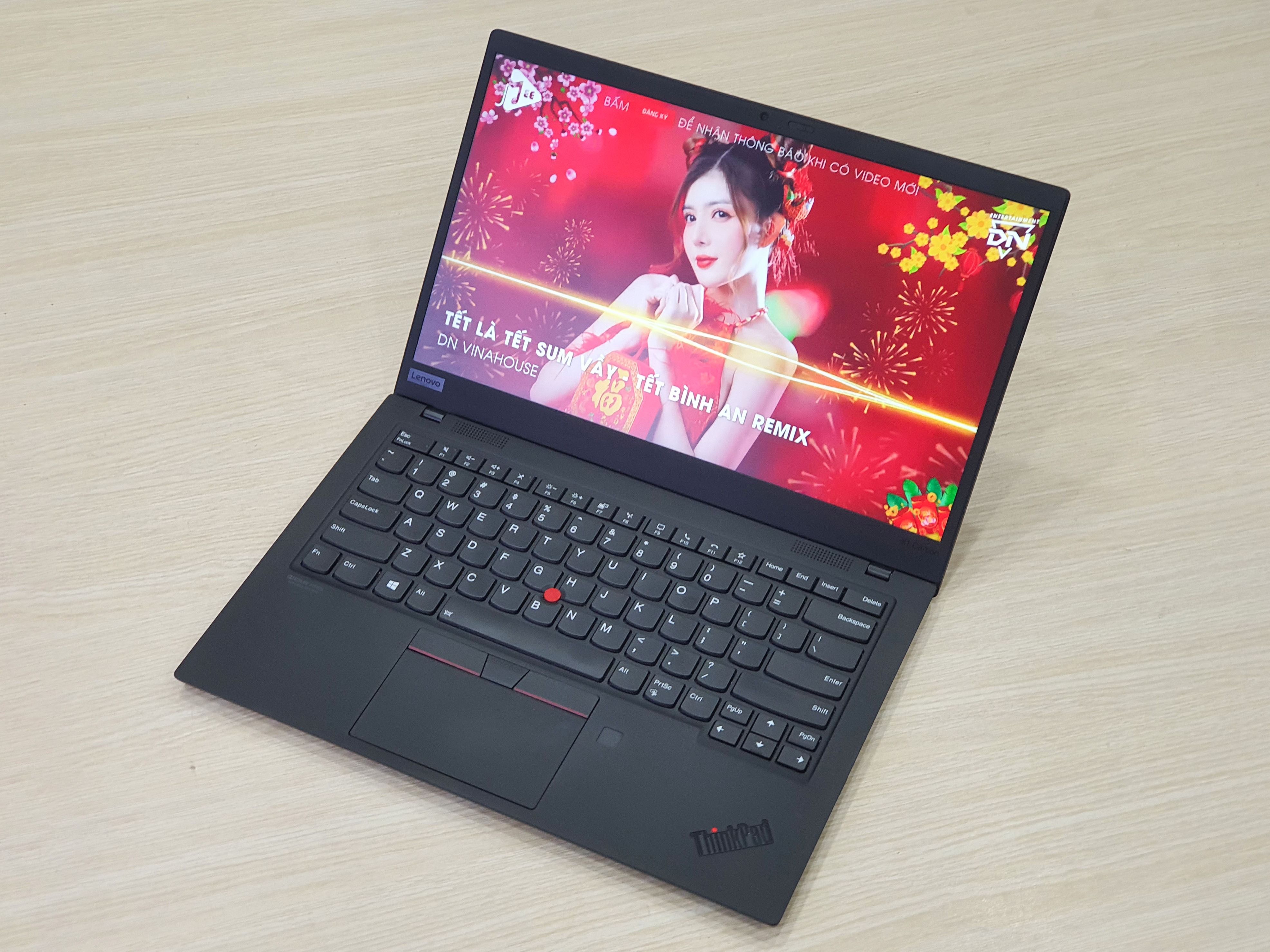 Thiết kế của Lenovo ThinkPad X1 Carbon 8 i7